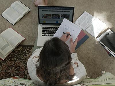 一个在线大学生在家学习的头顶照片.