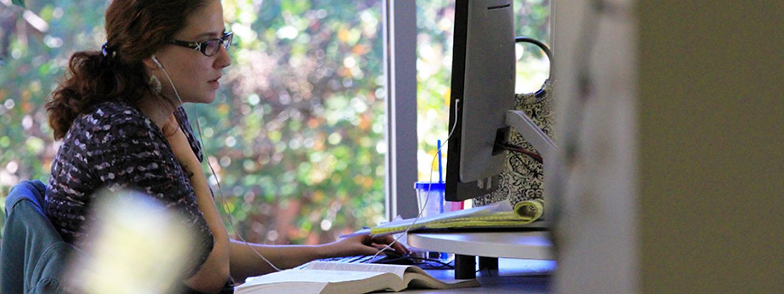 在这张照片中，一名CIU学生正在使用计算机实验室的一台计算机.
